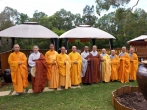 정법사 전통찻집 앞에서 베트남 스님들과 정법사 스님들 함께 서시다